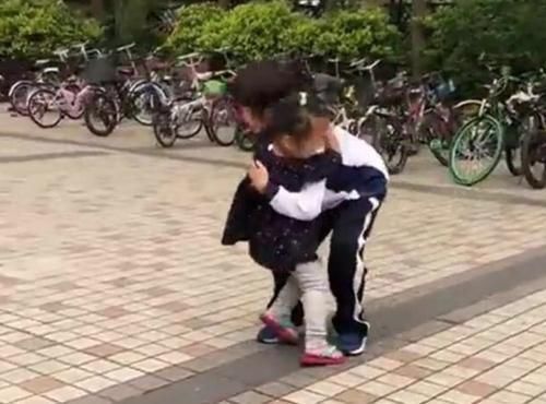抱抱|小班姑娘哭鼻子，泪眼汪汪到中班找哥哥“抱抱”网友：太有爱了
