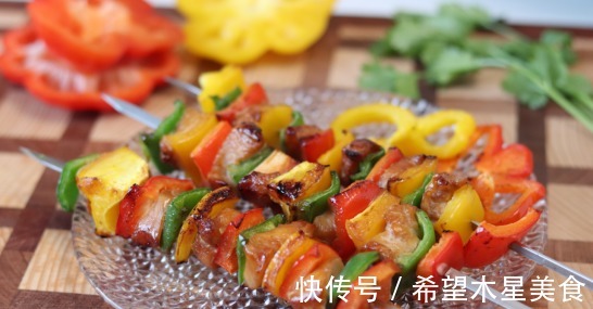 桌子|这道菜是一种网红吃法，色泽艳丽，上桌子上分分钟就没了！