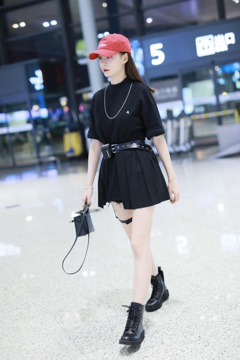 黑色|35岁的薇娅身材高挑纤瘦，穿黑T恤搭配黑色破洞工装裤，又飒又美