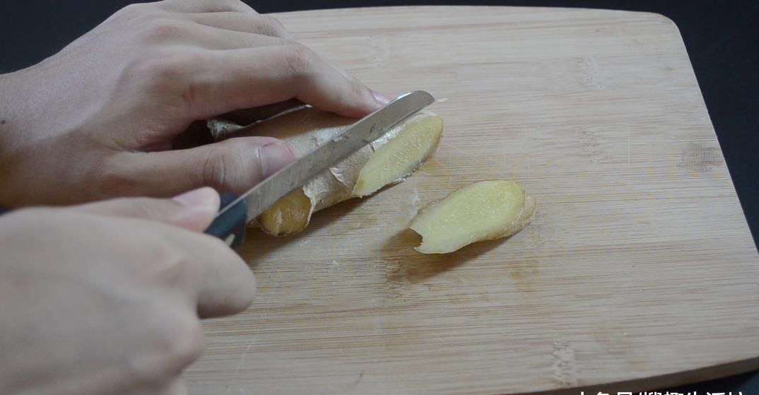 食盐抹在生姜上, 这个作用解决了不少人的麻烦, 用过的人都夸好