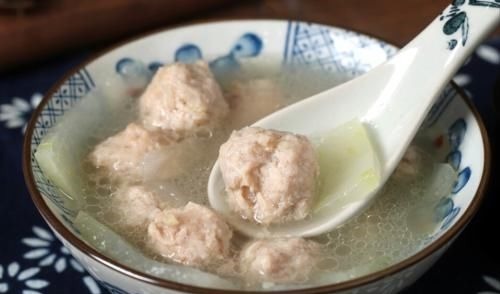 汆丸子，入锅容易散，大厨教你3个技巧，丸子饱满多汁，不松不散