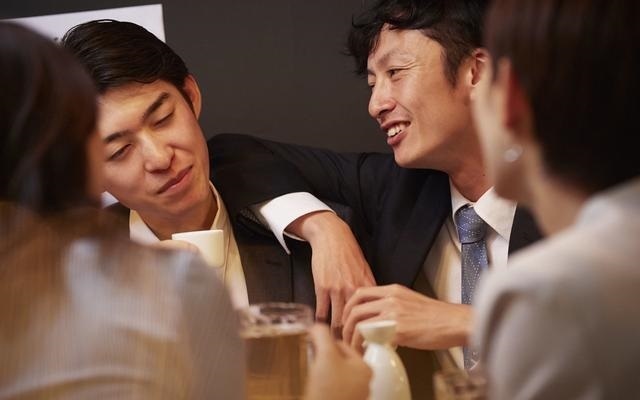 反击|酒桌上有人敬酒故意不敬你,用3招“王炸”反击,让小人现场吃瘪