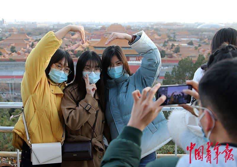 中青网|“完全对称日”：市民扎堆打卡北京景山领略对称之美