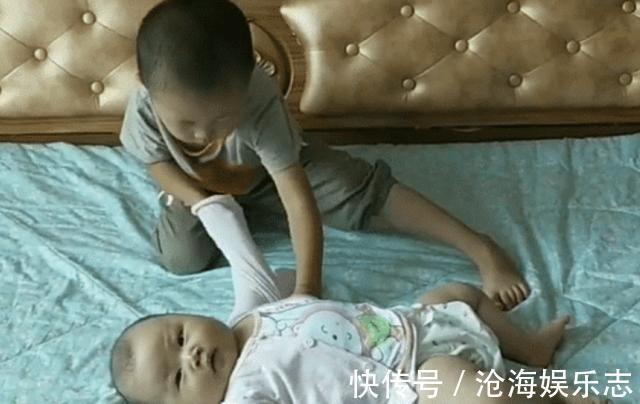 爸爸妈妈|全网最牛二胎换尿布穿衣服,4岁哥哥照顾婴儿妹妹比妈妈都熟练
