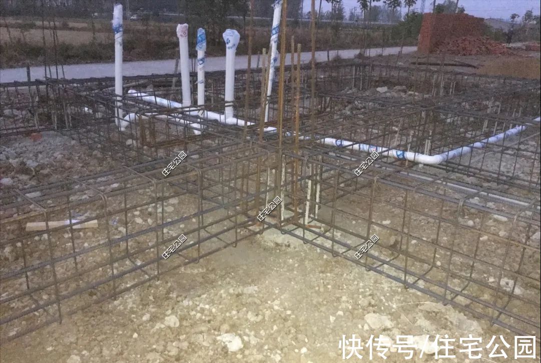 露台|河南农村10万买地，3层洋楼65万盖好，旋转楼梯配露台简直完美