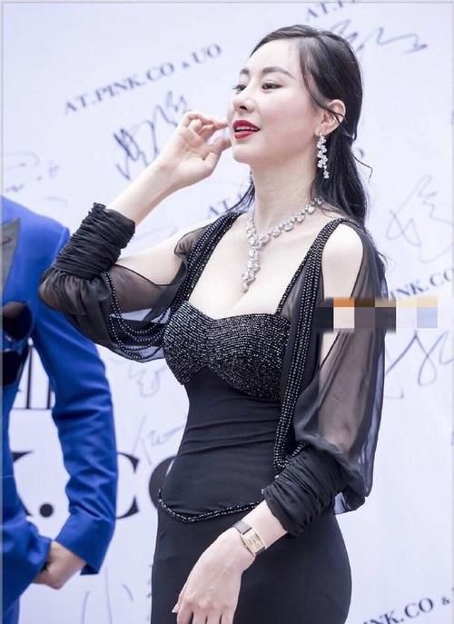穿搭|参加典礼的小姐姐，一身包臀裙的穿搭，展现满满的女人味！