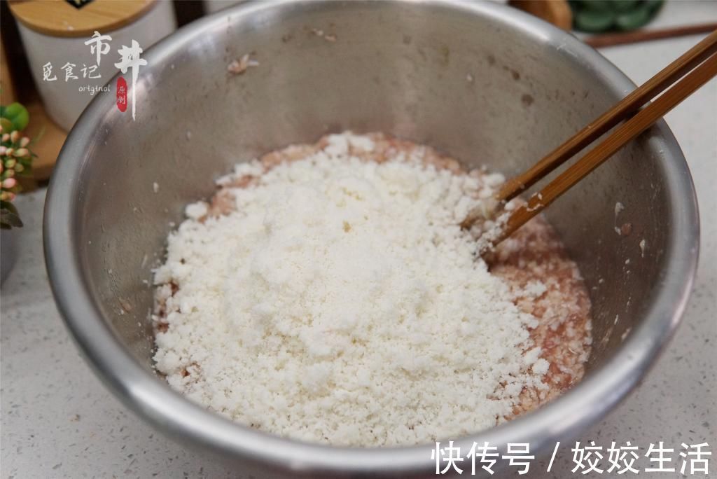 炸肉丸子时,切记“2用2不用”,丸子酥香松软,久放也不变硬