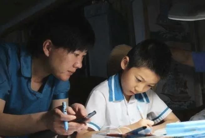 女童|5岁女童公交上“把玩”仓鼠,好心乘客劝告反被妈妈怼:要你管?