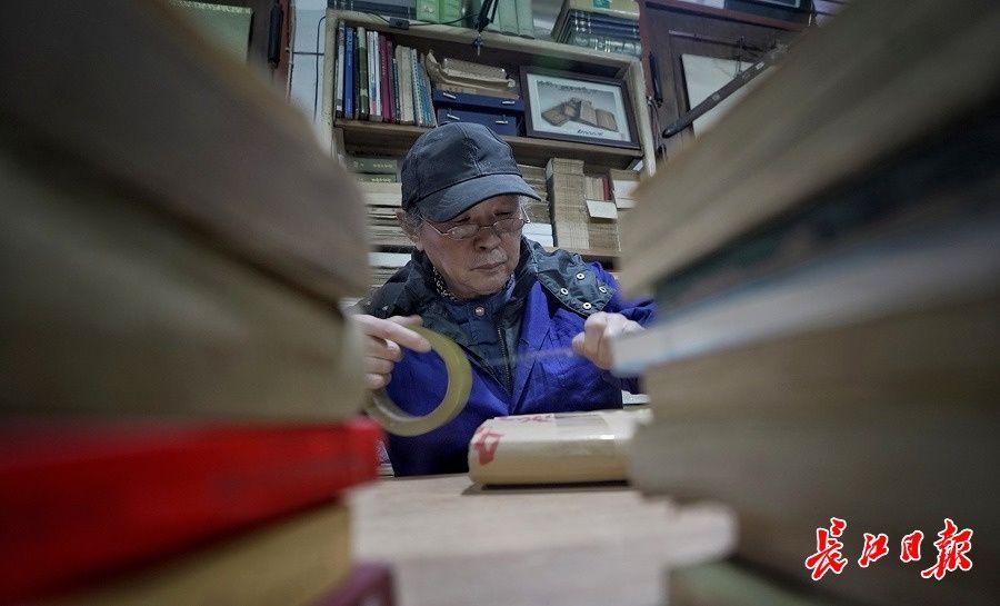 旧书&武汉这家旧书店开了33年，爱书的老板把书店当书房，最古老的藏书可追溯至明朝