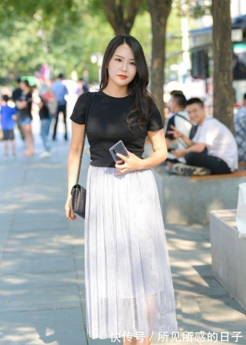 高跟鞋 黑色简单T恤搭配白色纱裙，优雅从容，貌美如花！