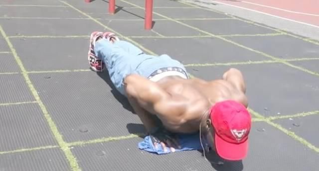 法则|俯卧撑增加胸部刺激,黑人小伙演示如何练大胸肌?循环训练法则!