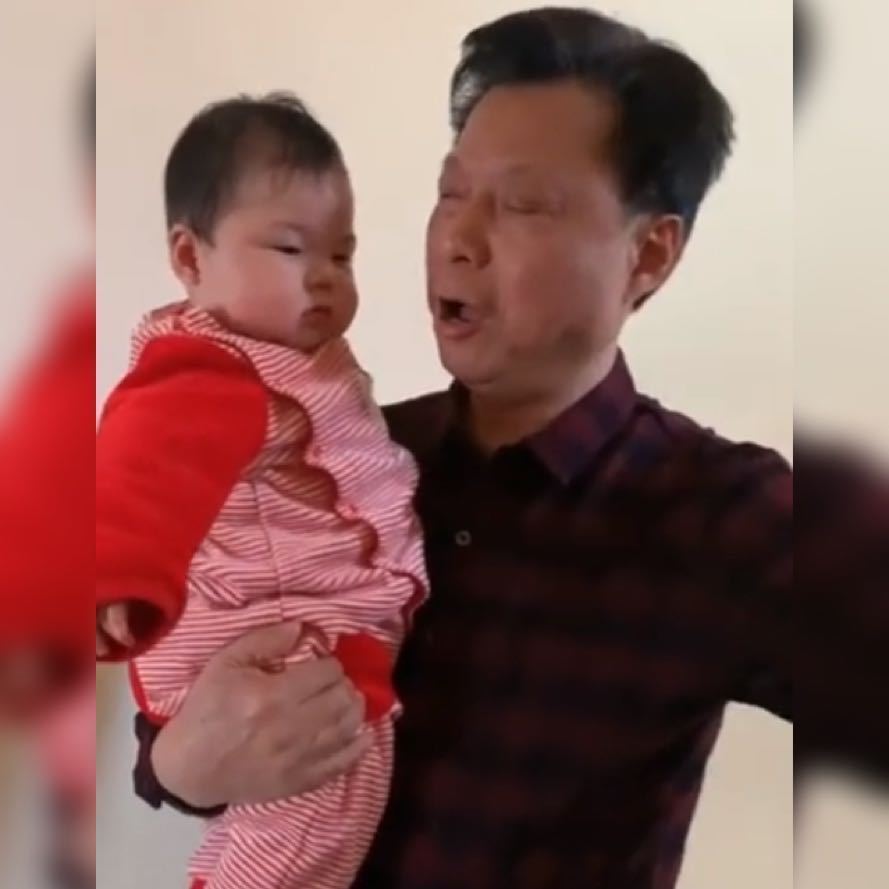 宝宝|外公教小宝宝练习发音,网友：这届小朋友可太难了，总是被迫营业