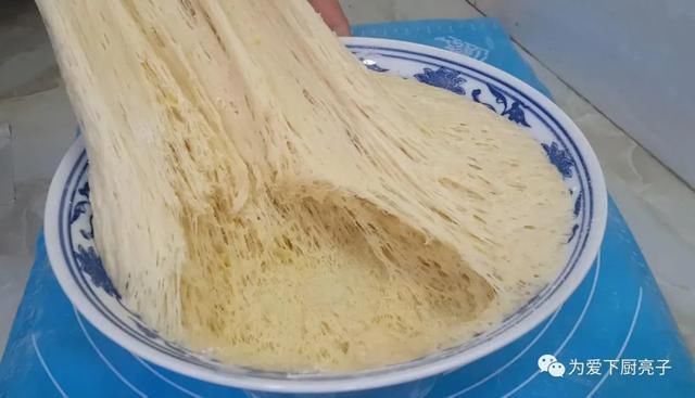 面团|2个鸡蛋，半斤面粉，不蒸馒头不烙饼，酥到掉渣，看着就流口水了