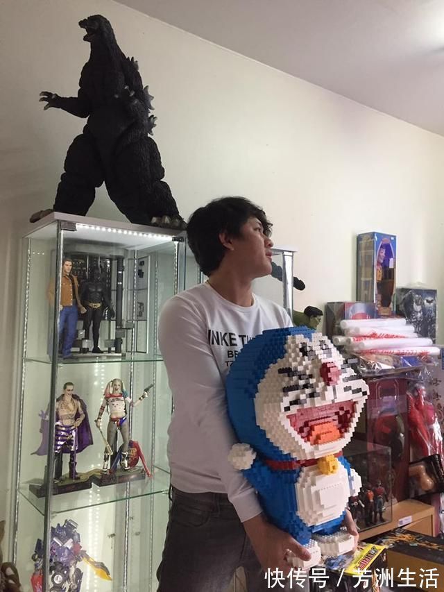 小哥|小猫调皮弄坏哆啦A梦大型积木怎么办?网友出招:把他变成机器猫