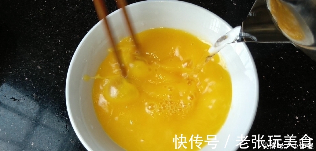 豆腐中打入2个鸡蛋，没想到这么好吃，鲜嫩味美，上桌汁都不剩