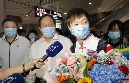 获奖|领导亲自颁发100万!王曼昱获奖心情好,卖肉夹馍的父母可安心了