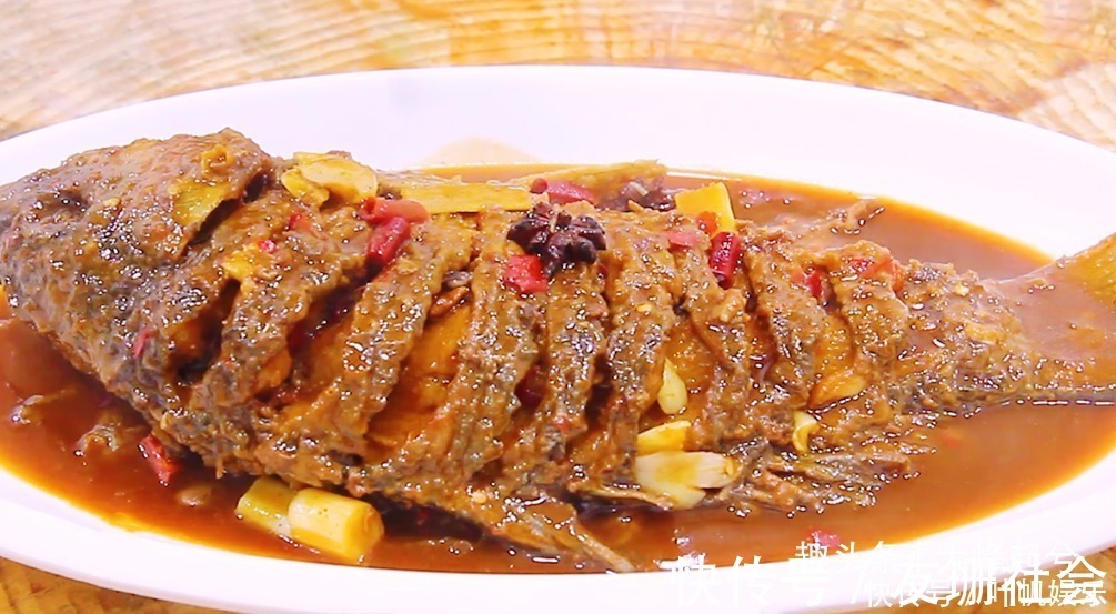 红烧鱼的家常做法，鱼肉鲜嫩入味，解馋又下饭，出锅连汤汁都不剩