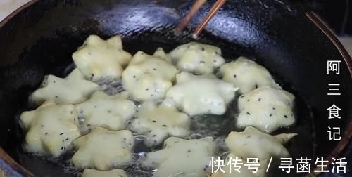 面粉里加4个鸡蛋,教你新做法,我家一周吃3次,上桌就抢光