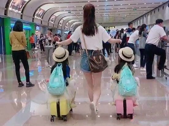 辣妈|二胎妈妈带娃机场照火了,网友羡慕:后悔没有早一点生孩子