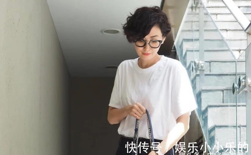 洋气|50岁女人,发型要“减龄”更要“洋气”,烫发和发色千万别选错了