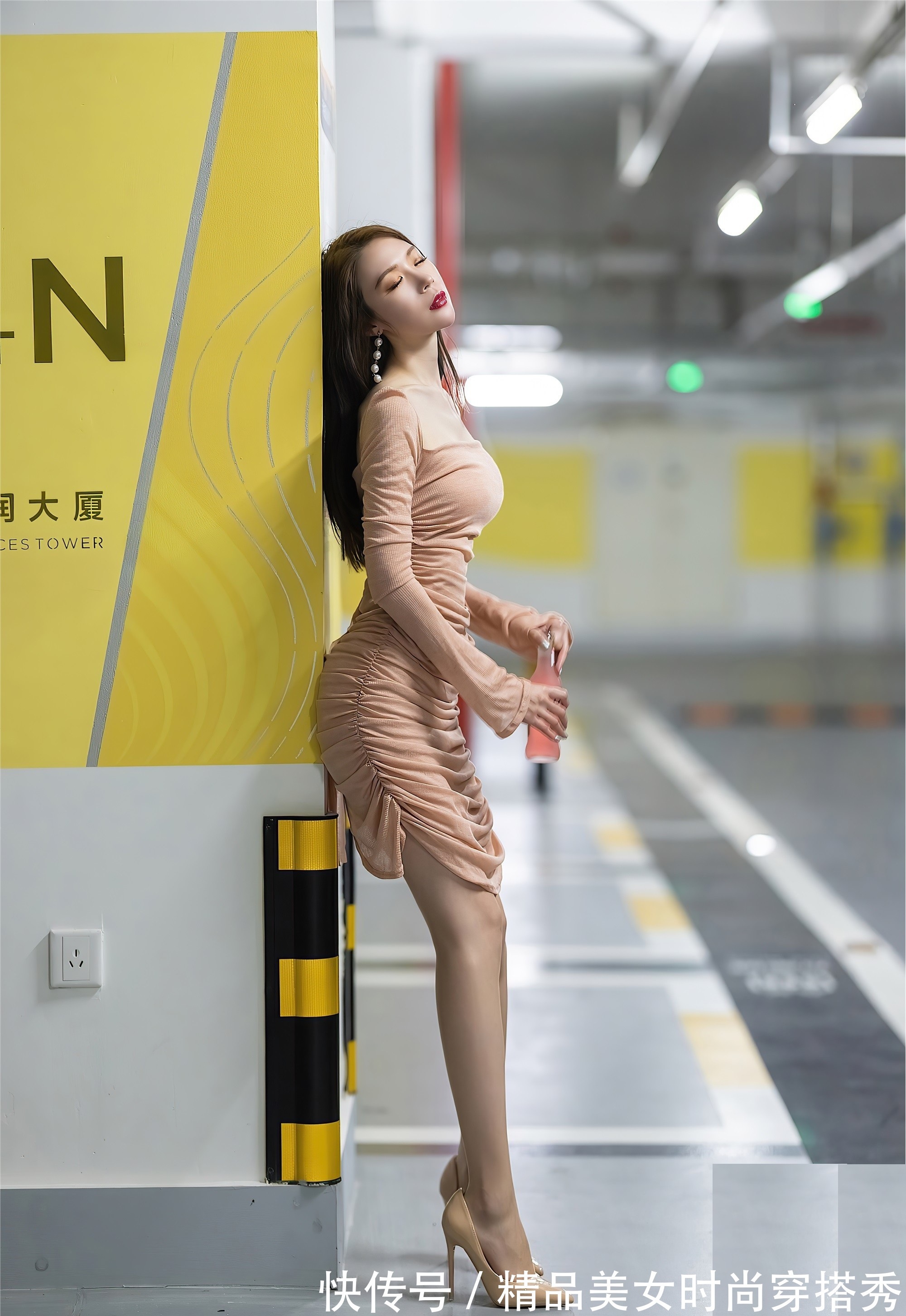 高跟鞋|小姐姐身穿紧身褶皱连衣裙，甜美知性，尽显女性独特的优雅气质