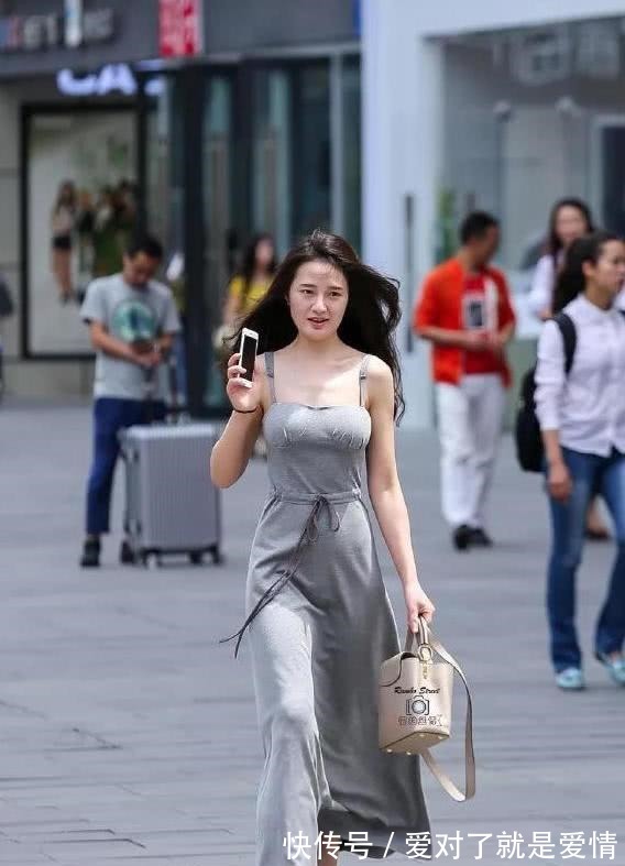 都市丽人 深灰色修身连衣裙搭配尖头高跟，高贵冷艳，从容优雅！