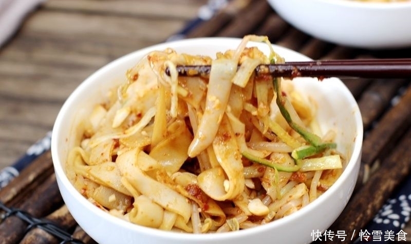  凉皮简单版，不揉面不洗面，又快又好吃，还劲道不易破！