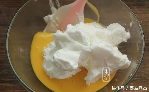 我们可以在家自己做,取4个鸡蛋,做出来的蛋糕不塌陷不回缩,细腻又松软