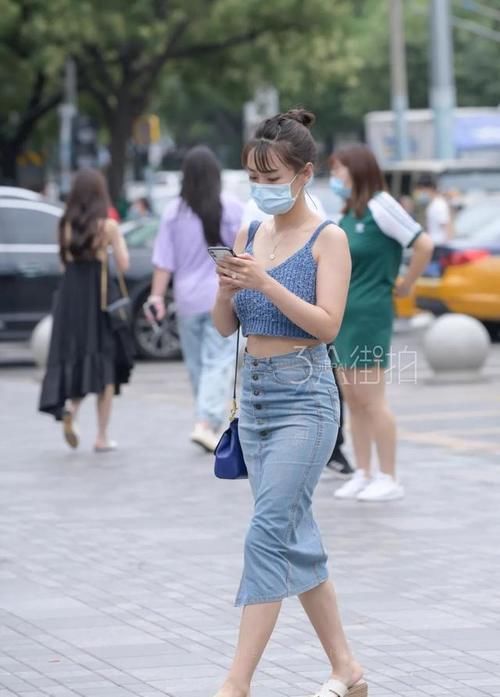 街拍：美女紧致修身的穿搭给人一种绝对的力量感，干练有型