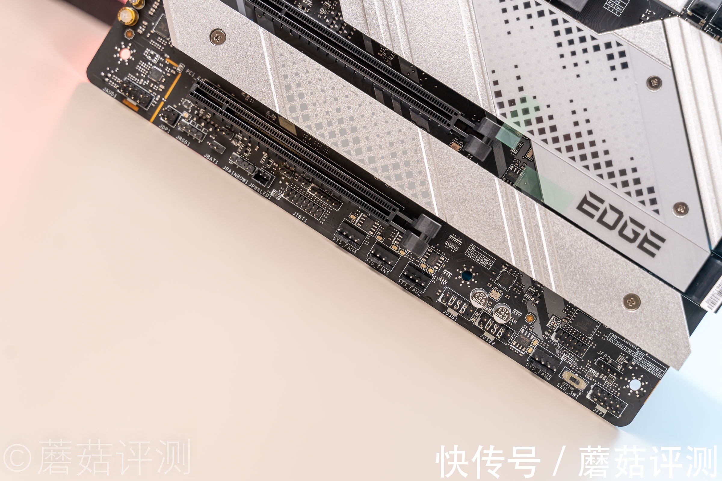 钛主板|颜值用料两手抓、微星MPG Z690 EDGE TI DDR4刀锋钛主板 评测