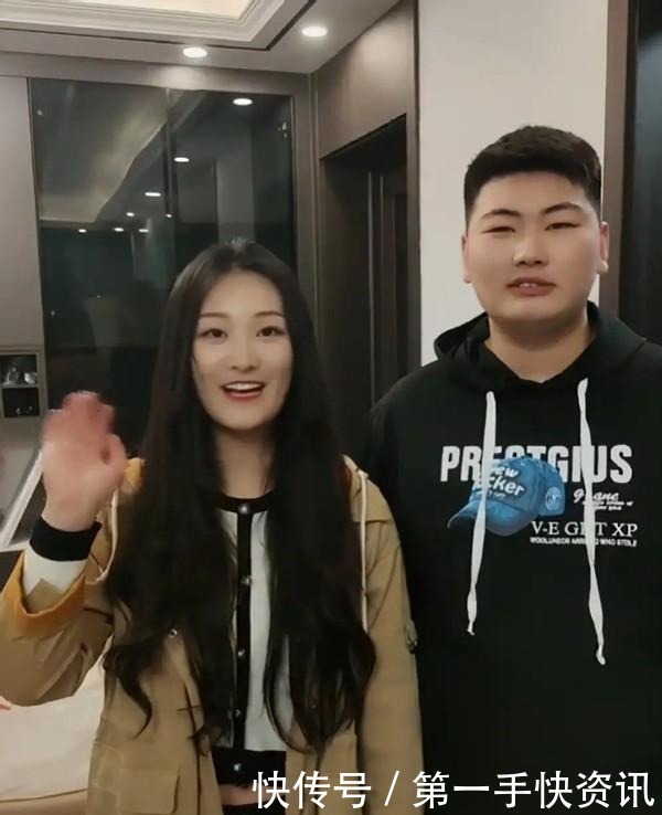 风衣|大衣哥亲家母太时髦!穿白棉服齐刘海皮肤真白,跟陈亚男似姐妹