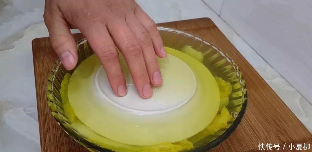 白菜这样做才好吃, 开水一烫, 做出来口感好味道酸, 越吃越想吃