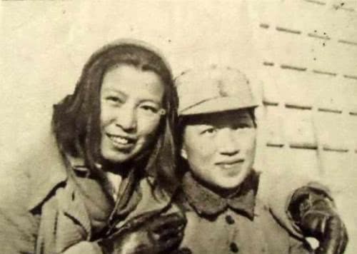 矮个子|她是黄埔女兵身材高挑很漂亮，却嫁给矮个子王明，3儿女都在国外