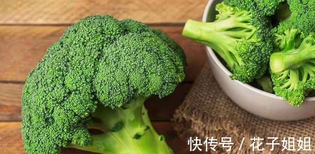 西蓝花|冬天皮肤干燥,别光喝水,8种“高维C”食物要多吃,水润气色好!