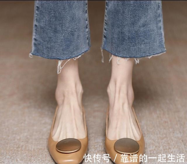 单鞋 今年早秋流行这几种质感鞋子,尽显优雅时髦品味,让穿搭变得高级!