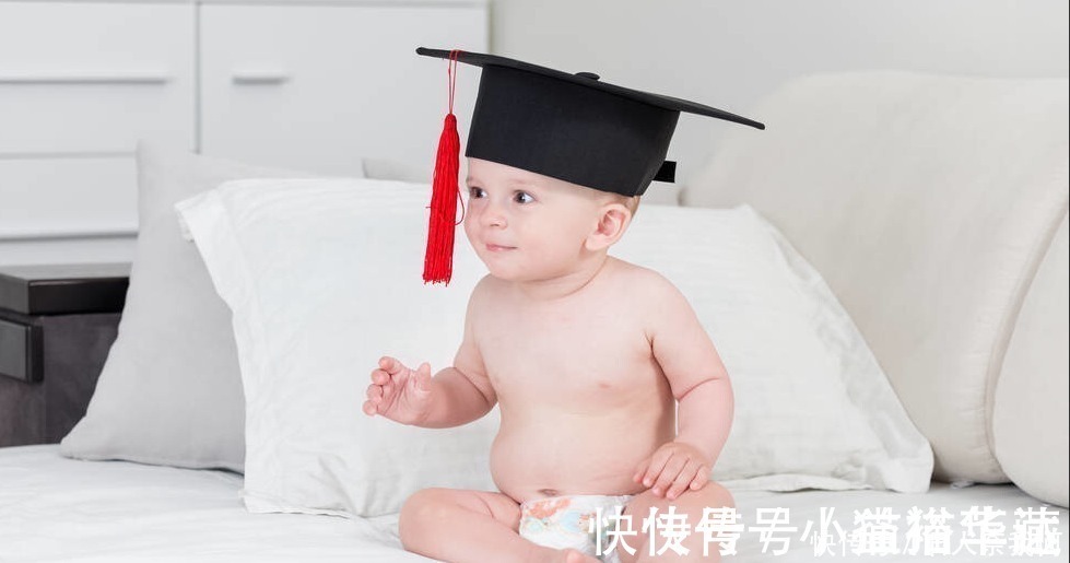 表妹|宝宝睡觉时“偷偷笑”是咋回事?民间传说很有趣,有真实原因