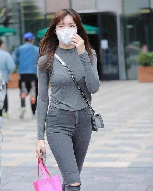 紧身 紧身牛仔裤搭配长袖上衣,尽显优美的身材曲线,干练洒脱又迷人