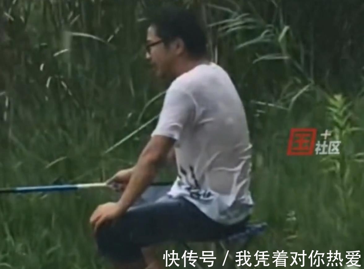 鱼儿|江苏一男子钓鱼,下大雨也纹丝不动,妻子:他总觉得下一秒是大鱼