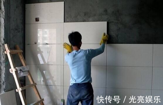 贴纸|今后再买房，客厅坚决不贴瓷砖，连踢脚线也要拆，瞧下图，太先进