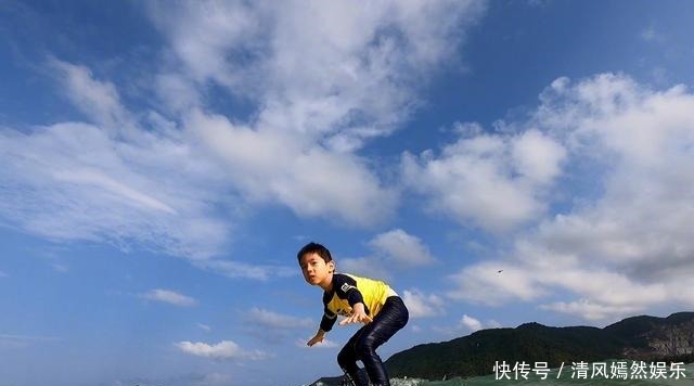 小男子汉 杜江与嗯哼冲浪曝光,嗯哼右脚边的东西却惹争议,该不该佩戴