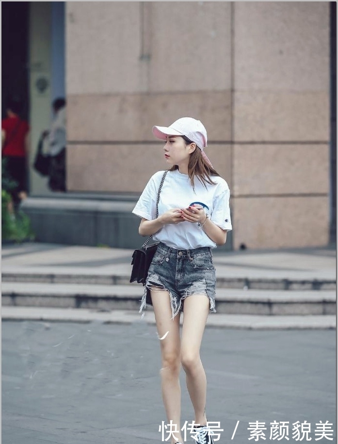 小姐姐|街拍:搭配显腿长的小姐姐,不费力的穿出了好身材