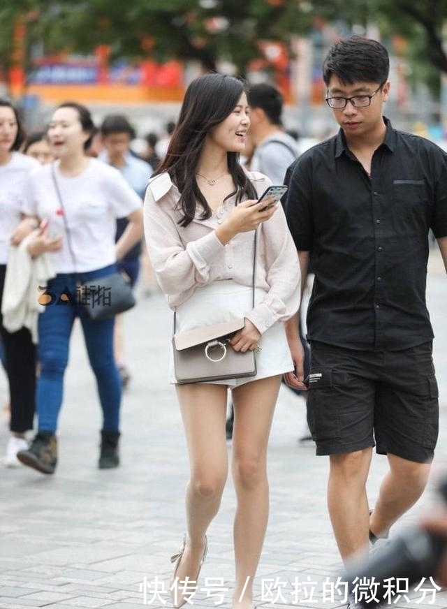 街拍:两位美女一白一黑,穿着打扮前卫亮眼,你更中意谁