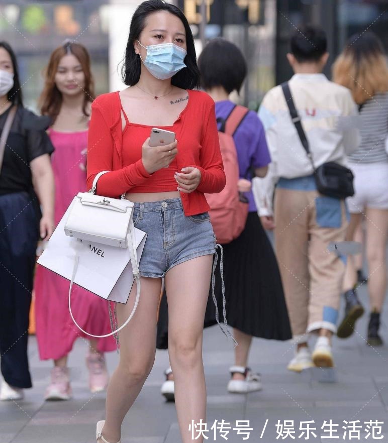 牛仔|红色套装搭配牛仔短裤,简单大方,精致时尚