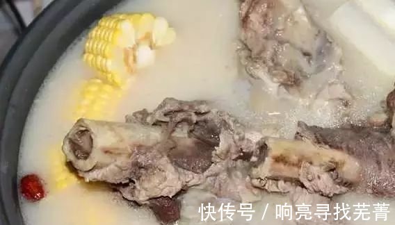 骨头汤|面馆老师傅熬“骨头汤”的3个诀窍，不懂你的高汤白炖了！