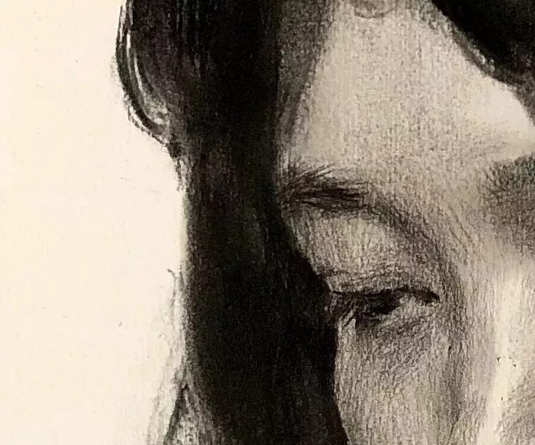 朱传奇&素描课堂|朱传奇教你画眼神低垂的短发女青年素描头像