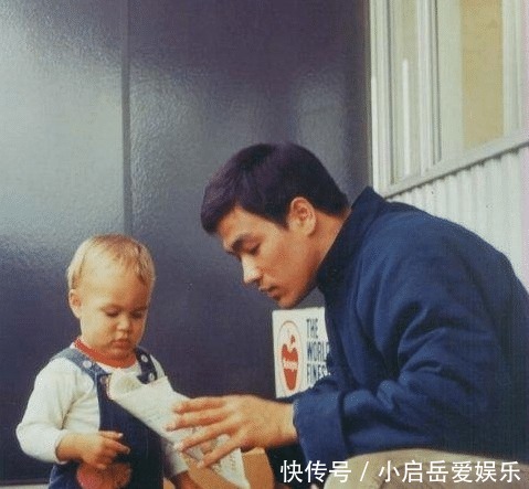 猝死|李小龙珍贵生活照:和儿子合影令人心酸,图9女子透露猝死全过程