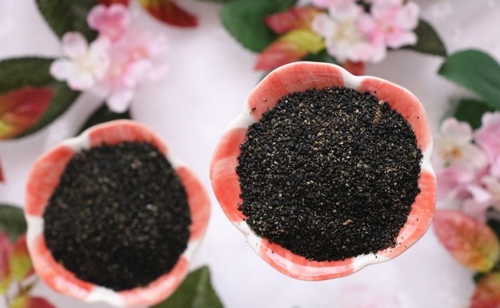 奶奶常吃黑芝麻,教你1个家常做法,比芝麻丸简单,头发黑精神好