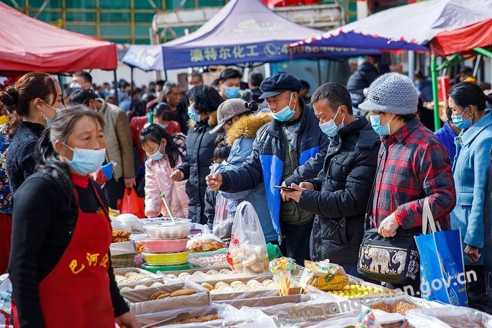  春节将至年味浓 年货市场“热”起来