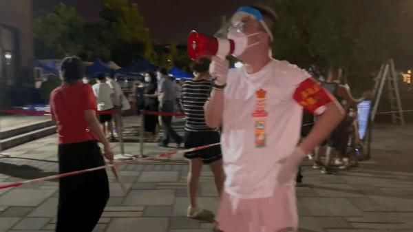 擔當|排隊也不耽誤跳廣場舞，核酸檢測“氣氛組”名擔當來了!