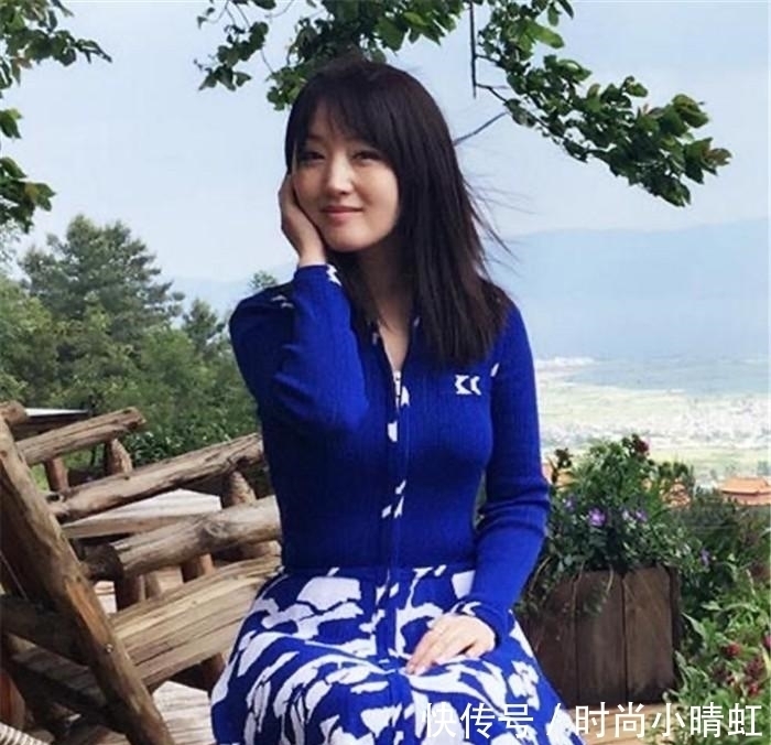 造型 50岁左右的女人,发型不要留羊毛卷和黑长直,这些更洋气